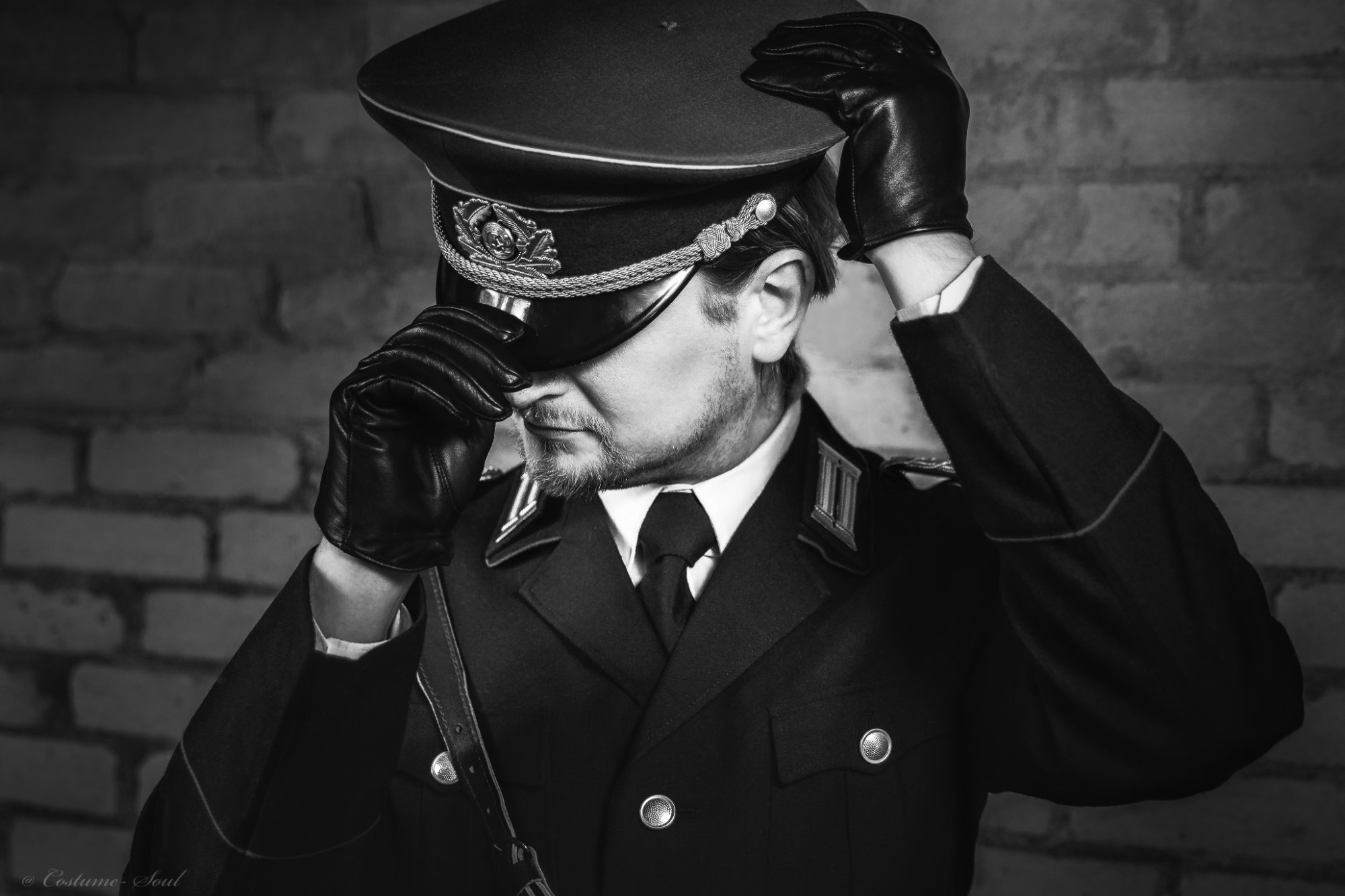 Oberst von Halle - cap adjustment